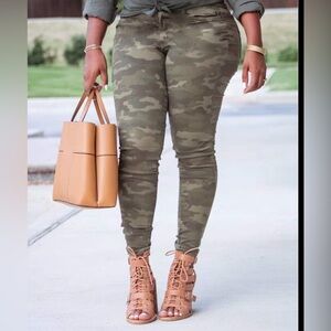 Hudson Jeans Green Skinny Pants with Camouflage Print